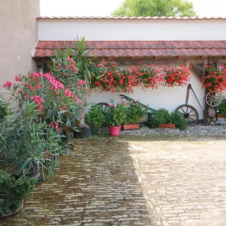 La Aux Hirondelles Bed & Breakfast
